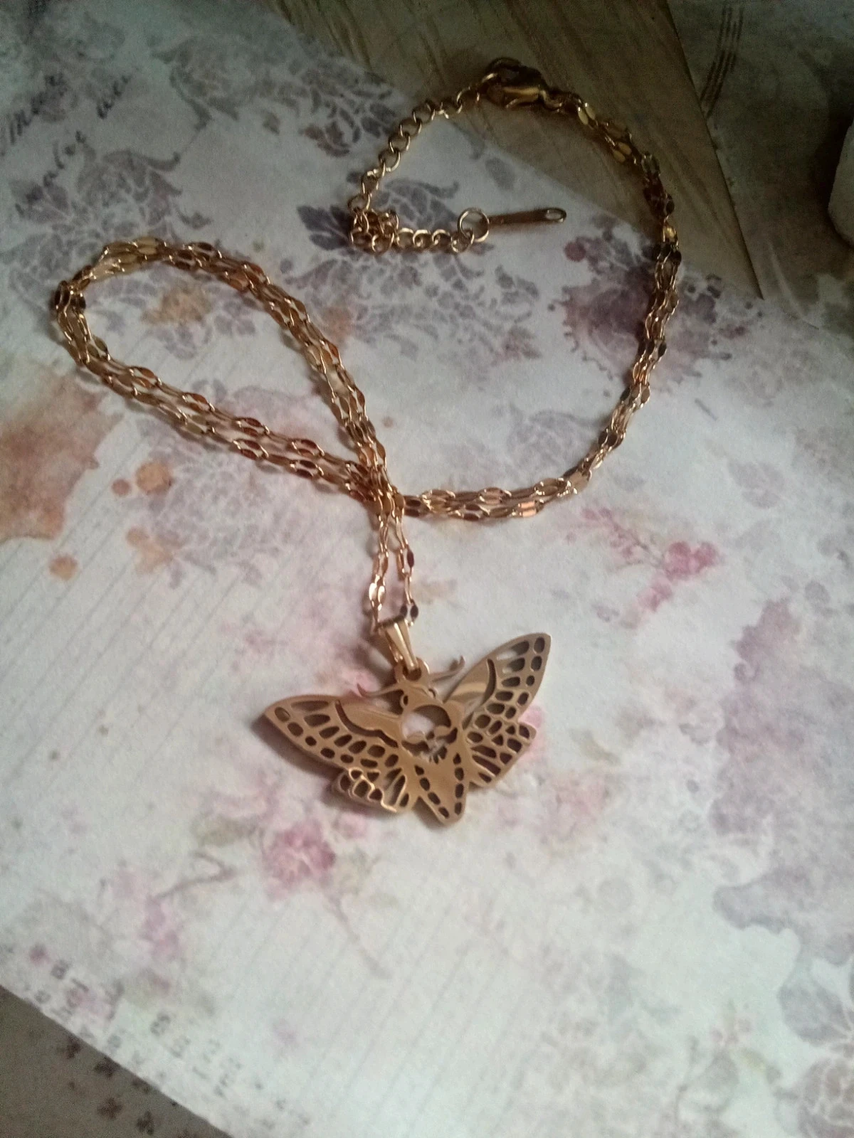 Goudkleurige sphinx-nachtvlinder ketting – photo 4